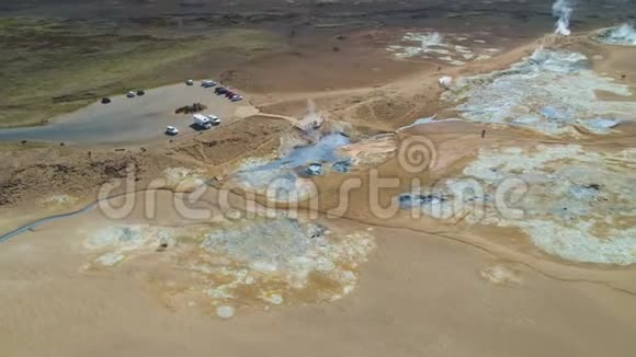 赫维尔地热区硫池和富马洛尔冰岛鸟瞰图视频的预览图