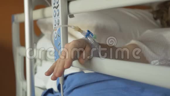 一位生病的年轻女子躺在病床上视频的预览图