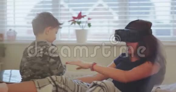 很美的时候小哥哥在床上和自己的妹妹玩同时她用了VR视频的预览图