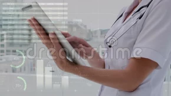 医生微笑着看着被科学数据动画包围的摄像机视频的预览图
