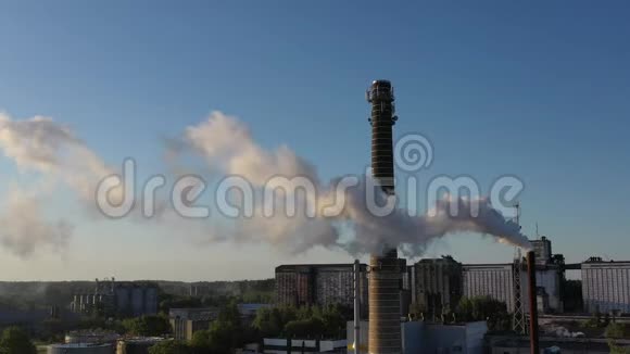 带有蓝天背景烟雾的工业烟囱视频的预览图