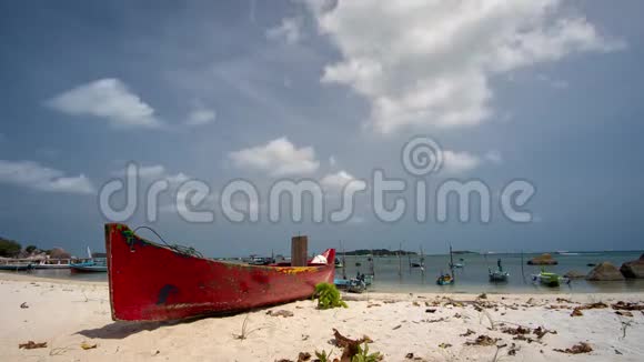 印度尼西亚贝里东热带岛屿美丽的云时程以小木船为前景的TanjungKelayang视频的预览图