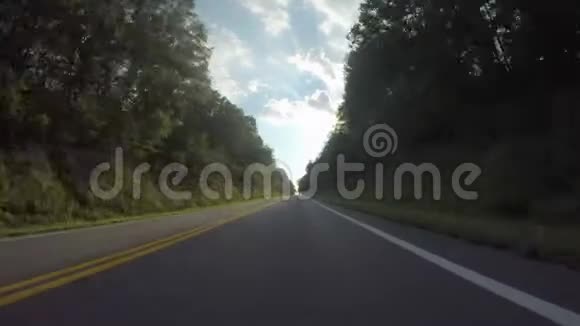 驾车驶下二巷乡村路太阳楼视频的预览图
