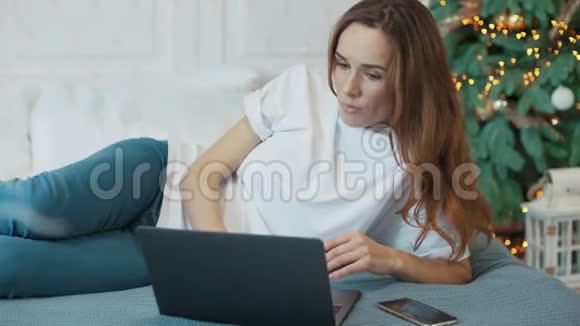 咄咄逼人的商界女性在笔记本电脑上得到了不幸的消息视频的预览图
