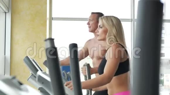 健身房里的男人和女人视频的预览图