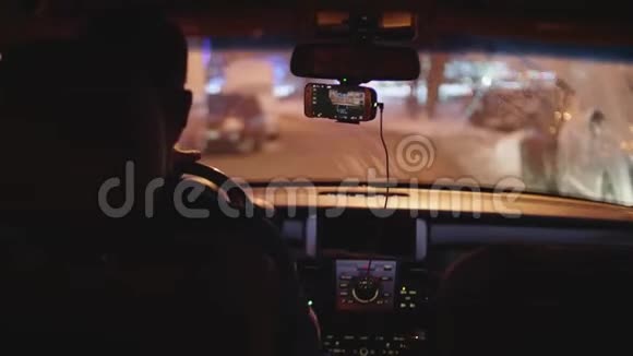 人开车上路聚焦的车景和模糊的街景视频的预览图