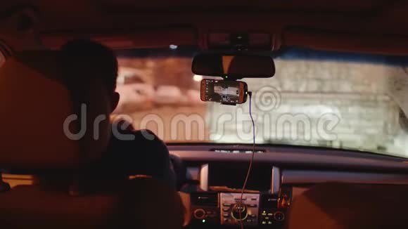 司机打开汽车开始上路行驶视频的预览图