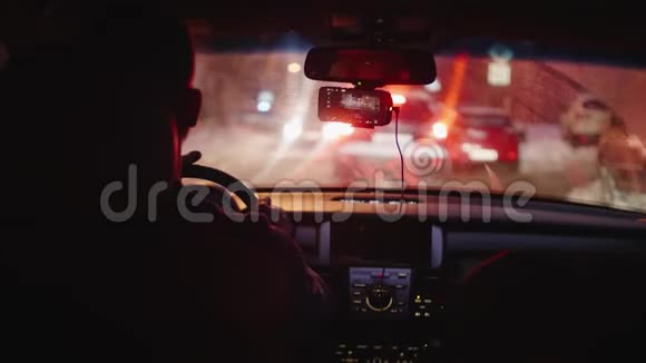 汽车在交通堵塞中行驶在城市繁忙的夜晚在肮脏的挡风玻璃下视频的预览图