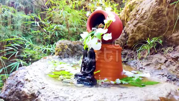 慢动作水落在湿婆偶像上视频的预览图