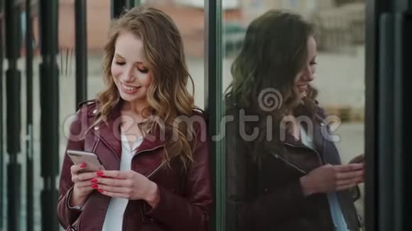 迷人微笑的迷人女孩使用智能手机开心地微笑视频的预览图
