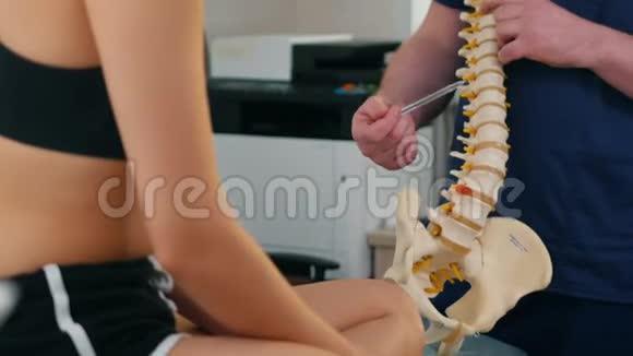 脊椎治疗医生在手术前检查年轻妇女显示脊柱上的问题视频的预览图