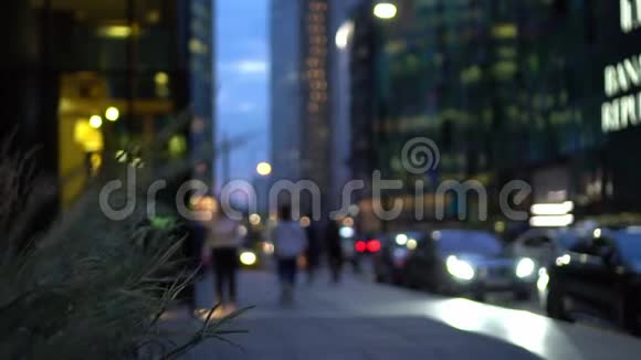 对晚城街道的视线不集中慢动作黄昏城市城市景观视频的预览图