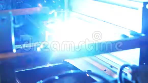 在工厂自动机器上加工焊接金属零件金属加工视频的预览图
