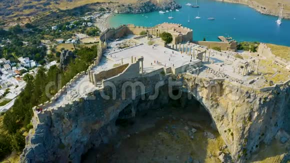 林多斯卫城林多斯村顶上的古堡罗德岛多德卡尼斯希腊拍摄的4K航空影像视频的预览图