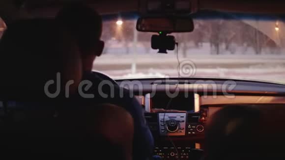 司机开车从十字路口开始车内景视频的预览图