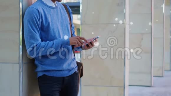 年轻人用他的手机包围着白泡效应视频的预览图