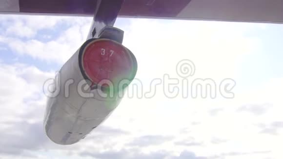 阳光明媚的一天大型客机的发动机视频的预览图