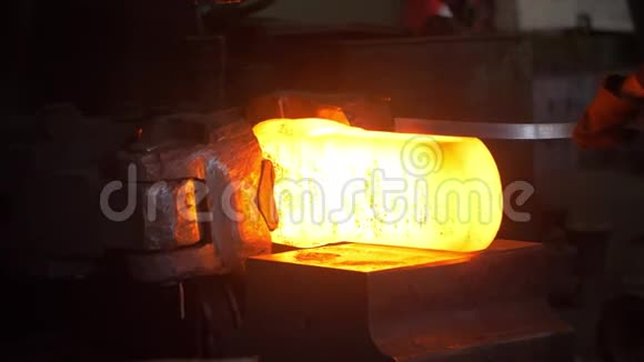 冶金厂保温高温金属的自动化机械视频的预览图