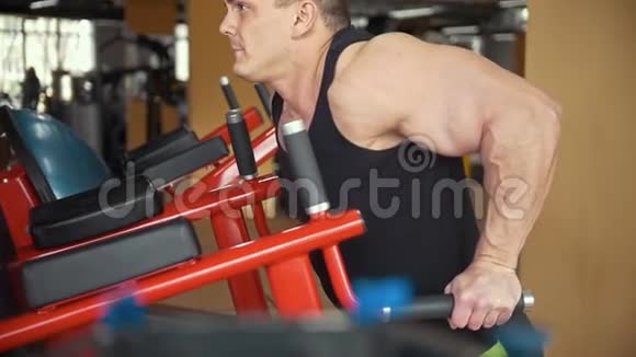 肌肉男在健身房训练二头肌视频的预览图