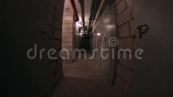 地下室走廊行走视频的预览图