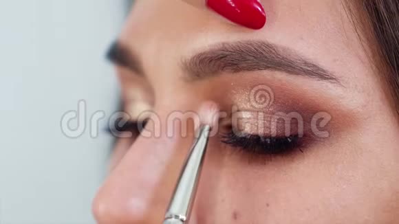年轻女性面部特写慢动作化妆视频的预览图