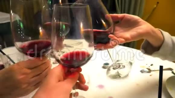 家人用红酒欢呼视频的预览图