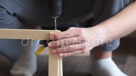 年轻的木匠手工工用钻视频的预览图