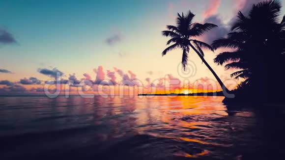 有云景和热带岛屿海滩的日出海景多米尼加共和国蓬塔卡纳度假村视频的预览图