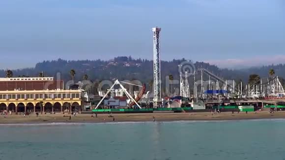 美国加利福尼亚州圣克鲁斯县蒙特利湾北部的圣克鲁斯海滩木板路视频的预览图