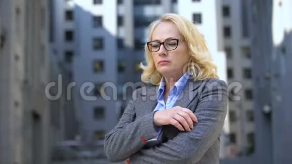戴眼镜的女导演站在户外工作压力焦虑视频的预览图