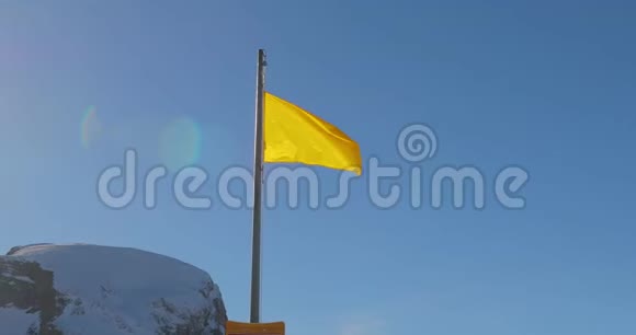 雪崩风险等级警示标志黄色视频的预览图
