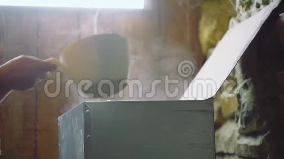 啤酒生产中煮沸的麦芽男人把麦芽倒进盒子里视频的预览图