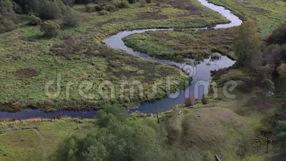 在秋天的河弯和树林上空飞翔空中飞翔视频的预览图