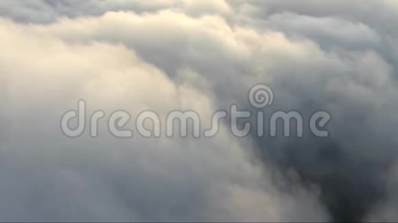 飞在云层之上脚下喷出蒸汽感觉高度和轻盈视频的预览图
