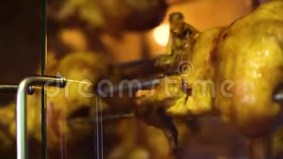 多汁的鸡肉在烤玻璃后面慢慢旋转视频的预览图