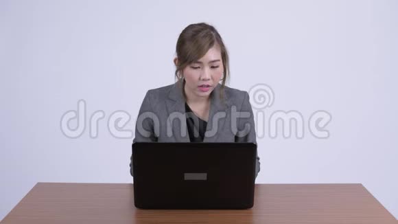 年轻时强调亚洲女商人在工作中多任务视频的预览图