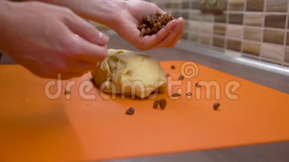 在厨房里用葡萄干做圣诞蛋糕视频的预览图
