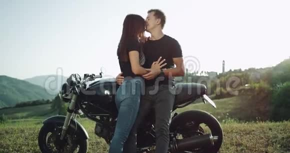 在令人惊叹的风景中一对夫妇在摩托车旁度过了一段美好的时光视频的预览图