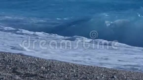 在炎热的夏天海水湛蓝海浪汹涌视频的预览图