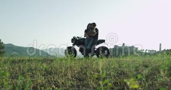 一对骑摩托车的年轻夫妇停在风景优美的地方一起享受时光视频的预览图