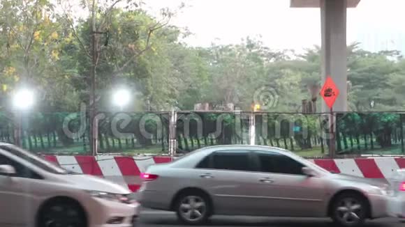 曼谷有建筑围栏的交通视频的预览图