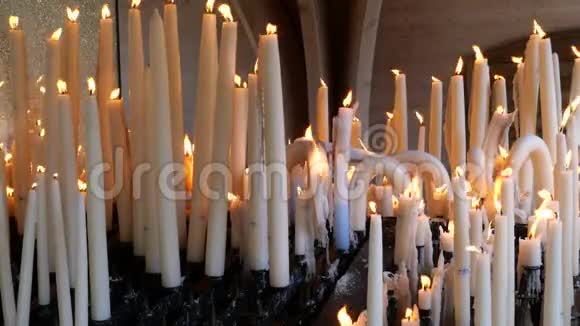卢尔德教堂里点燃的蜡烛宗教象征视频的预览图