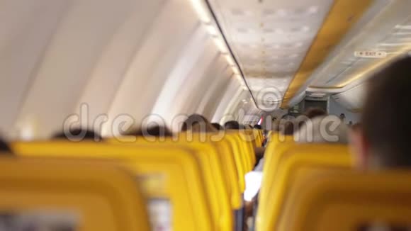 乘客就座的飞机内部视频的预览图