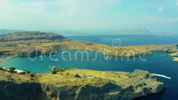 鸟瞰视频拍摄的海湾和阳光海滩附近的林多斯村罗德斯岛希腊多德卡尼斯视频的预览图