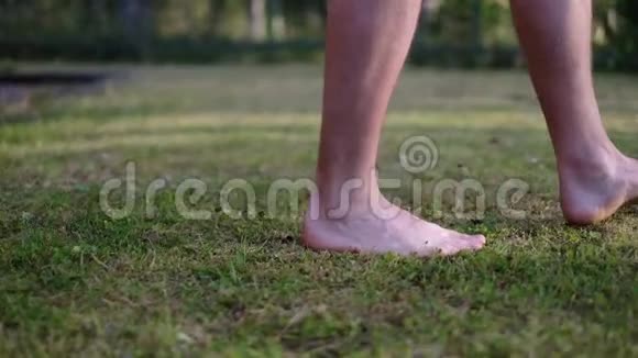 一个人光着脚在柔软的草坪上视频的预览图