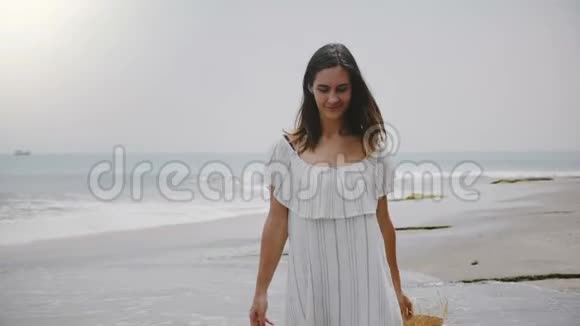 中镜头肖像年轻美丽快乐放松的欧洲旅游妇女走在惊人的热带海洋海滩视频的预览图