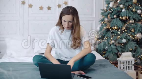 商务女性在豪华住宅的笔记本电脑上听到令人沮丧的消息视频的预览图