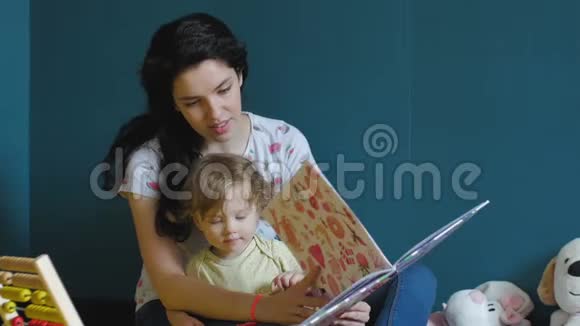 母女正在看书视频的预览图