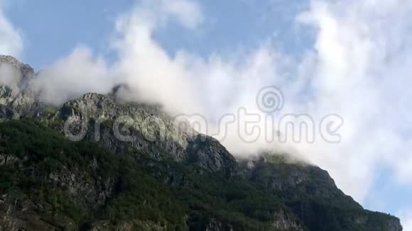 4k延时镜头美丽的岩山和云景视频的预览图
