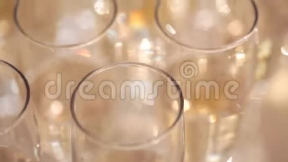 加香槟酒的玻璃杯视频的预览图